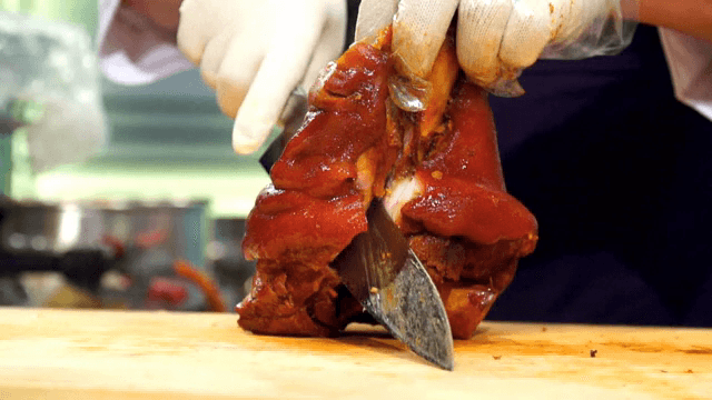요리사가 족발을 썰고 있는 모습
