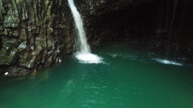 바위 절벽에서 떨어지는 작은 폭포
