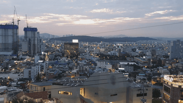 황혼에서 밤으로 변하는 도시 풍경