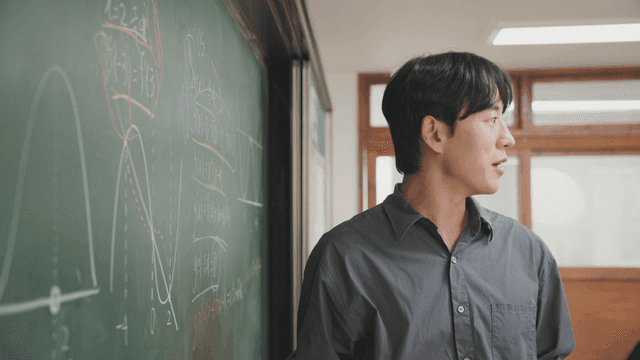 칠판에 수학을 설명하는 선생님