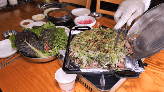 Briquette scallion bulgogi served on grill on table