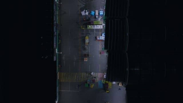 상품 운송 작업이 준비 중인 대형 물류 창고