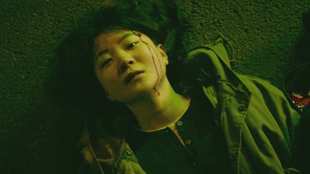 밤에 거리에서 머리에 피를 흘린 채 쓰러진 여자