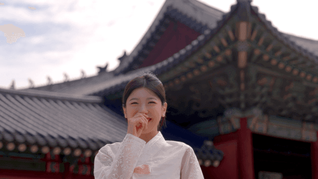 야외에서 미소 짓는 한복을 입은 여성