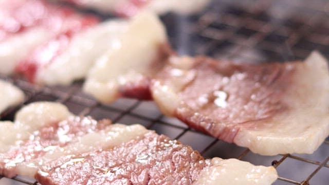 그릴 위에서 지글거리며 구워지는 차돌박이