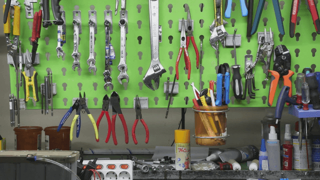 작업장 벽에 정리된 다양한 도구들