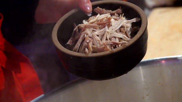 그릇에 뜨거운 국물을 부었다 따르는 모습