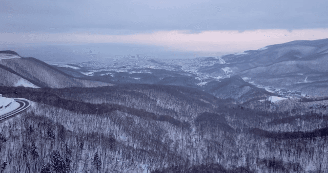 눈 덮인 산과 구불구불한 도로