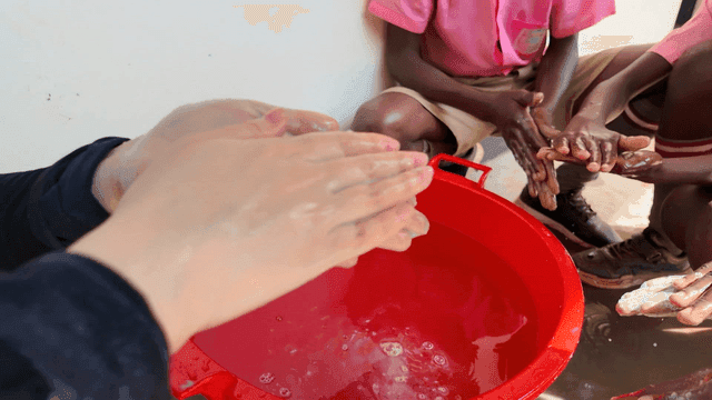 아이들이 비누와 물로 손을 씻는 모습