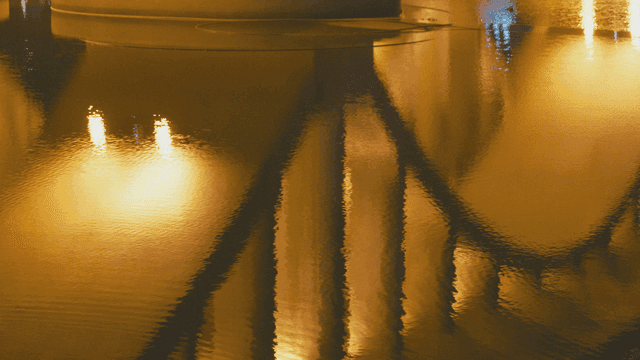 밤 강물 위 조명으로 드러난 다리