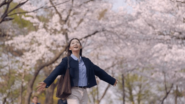 봄에 벚꽃을 즐기는 여성