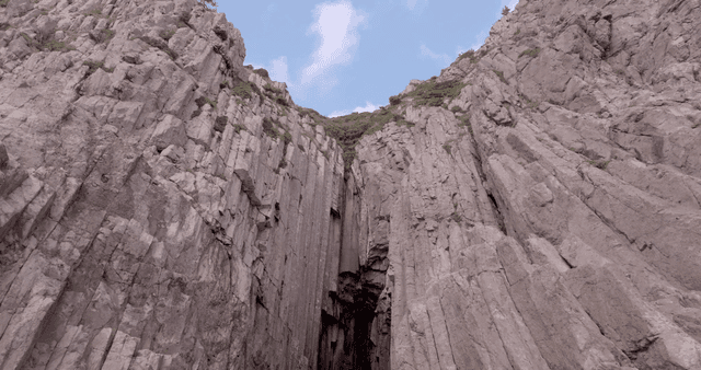 좁은 틈새가 있는 높은 절벽