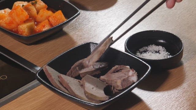 소금에 찍어 먹는 구운 돼지 간