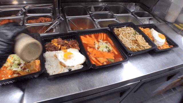 검은 트레이에 담긴 다양한 한식