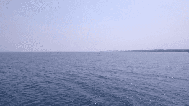 멀리 보트가 있는 잔잔한 바다
