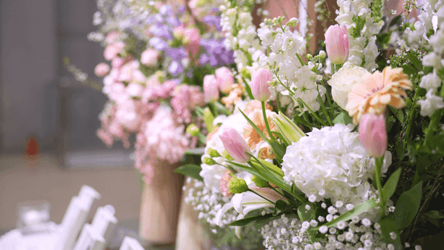 화병에 담긴 파스텔 톤 꽃 장식