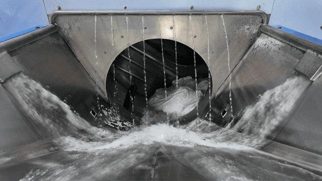 작동 중인 공장 산업용 세탁기