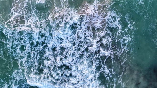 바다 표면에 부딪히는 파도