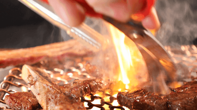 Tongs and scissors for flipping beef short ribs over fire