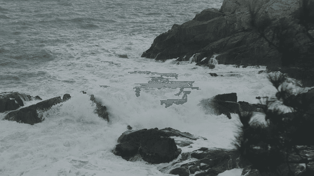 바위 해안에 부딪히는 파도