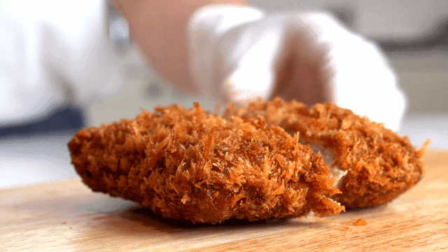 Cutting crispy cheese pork cutlet