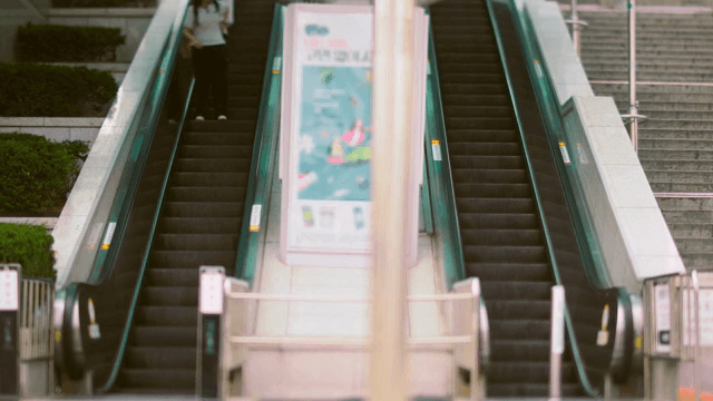 에스컬레이터를 이용하는 사람들