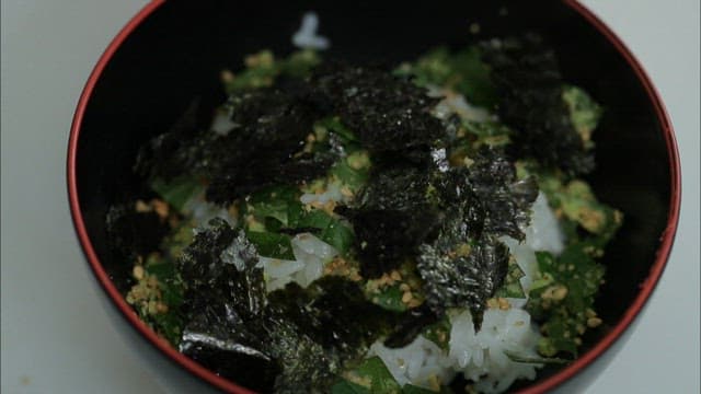 Seaweed and grilled fish placed on top of rice to make ochazuke