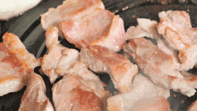 뜨거운 팬에서 구워지는 고기들