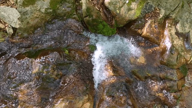 바위 위로 흐르는 작은 폭포