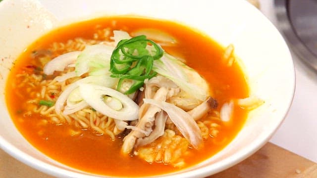 Spicy ramyeon with mushrooms and vegetables