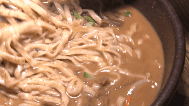 진한 국물의 한국식 칼국수