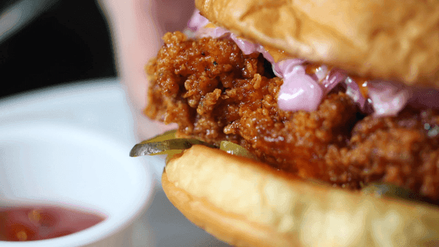 피클과 양배추가 든 치킨 버거