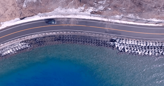 차가 달리는 해안 도로