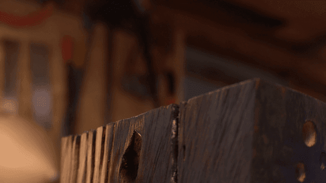 작업실에서 연기가 나는 나무 공예