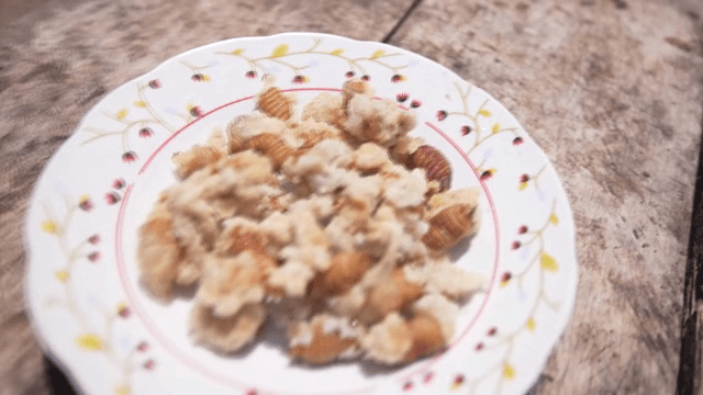 나무 테이블 위에 놓인 애벌레 탕수육