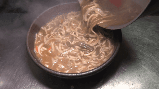 도자기 그릇에 옮겨 담는 칼국수