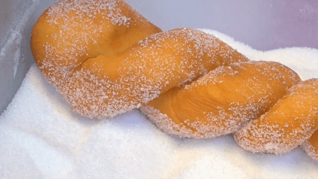 설탕을 입힌 꽈배기 도넛