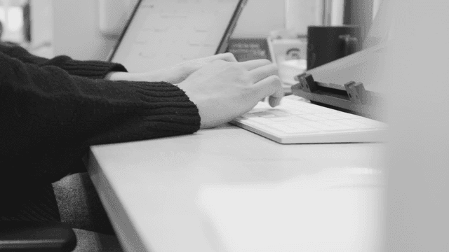 사무실에서 키보드 타이핑