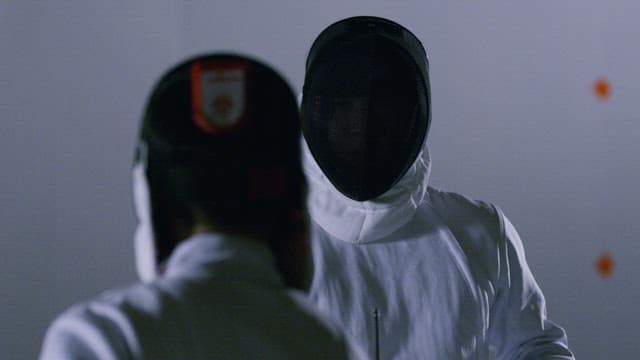 대결하는 두명의 펜싱 선수