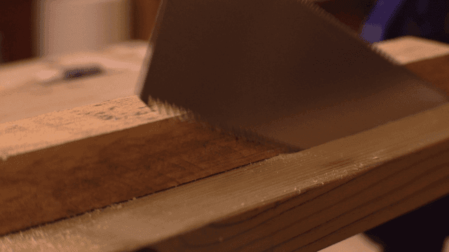 나무 판자를 자르는 톱