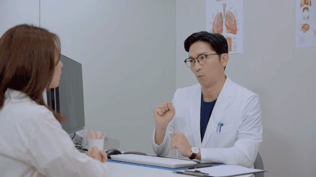 의사가 환자에게 X-ray 결과를 설명하는 모습