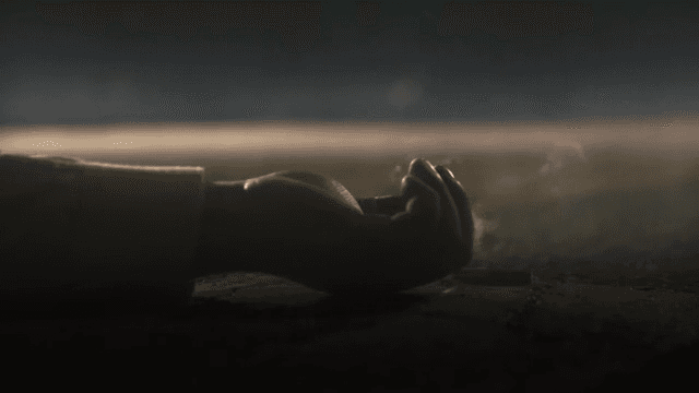 힘 없이 떨어지는 손과 담배