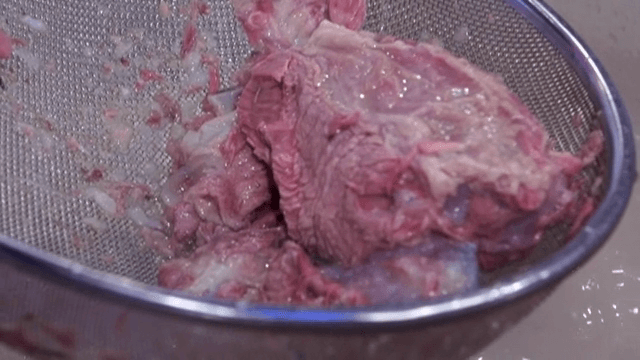 체에 담긴 고기를 준비하는 모습