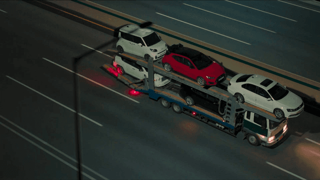 고속도로를 달리는 자동차 운반 트럭