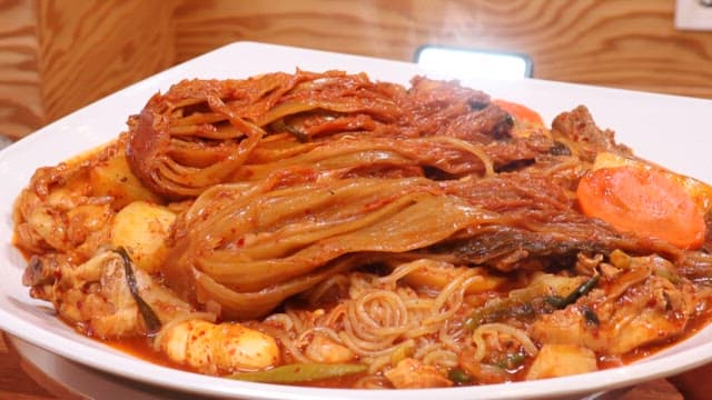 하얀 접시에 정갈하게 담긴 묵은지 요리