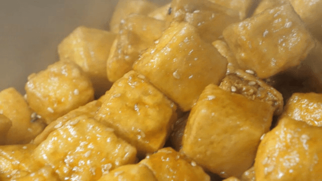 참깨를 뿌린 간장 조림 두부