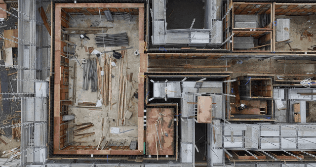 작업자와 자재가 있는 건설 현장