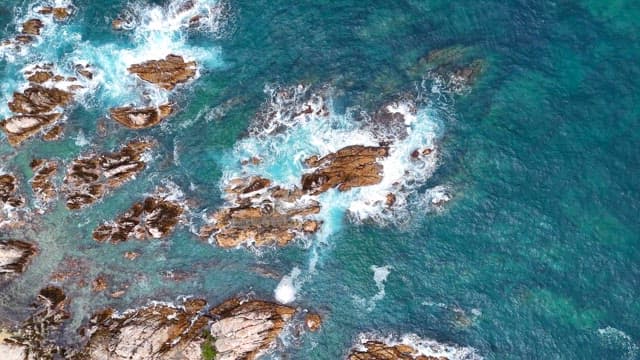 파도가 바위 해안에 부딪히는 모습