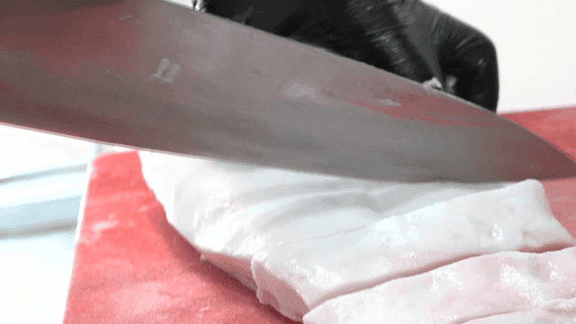 도마 위에서 항정살을 자르는 모습