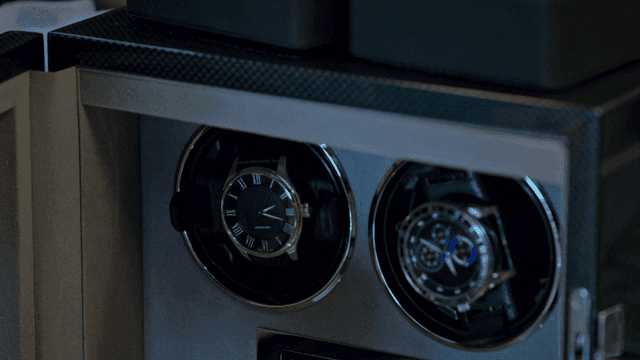 케이스에서 시계를 다루는 사람